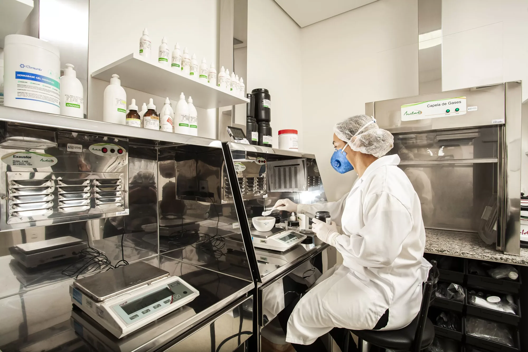 Farmacêutica manipulando uma fórmula no laboratório da A Fórmula